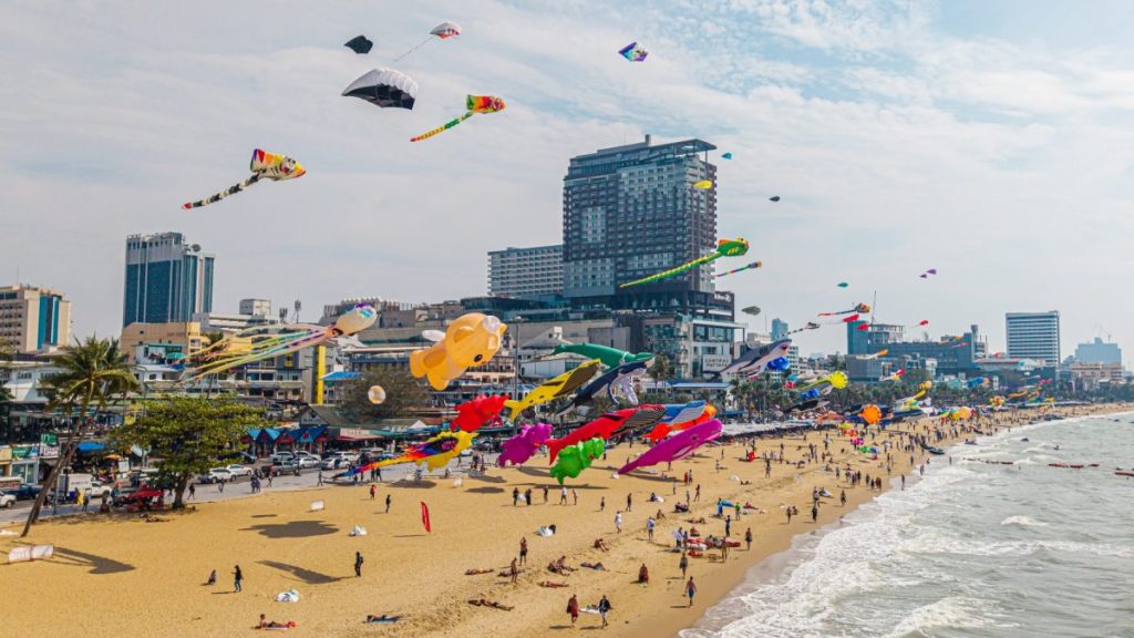ว่าวยักษ์บุกท้องฟ้าหาดหน้า ‘เซ็นทรัล พัทยา’ สัมผัสพาเหรดว่าวนานาชาติ ‘PATTAYA INTERNATIONAL KITE ON THE BEACH 2026’ เริ่ม 25 ก.พ. 69&nbsp;นี้